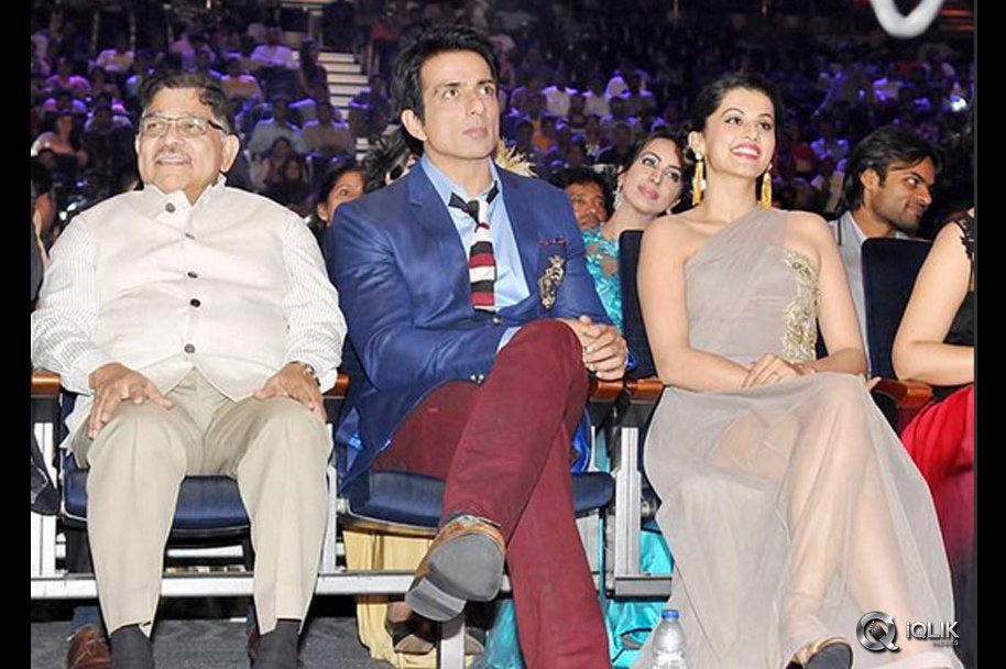 Celebs-at-SIIMA-Awards-2015